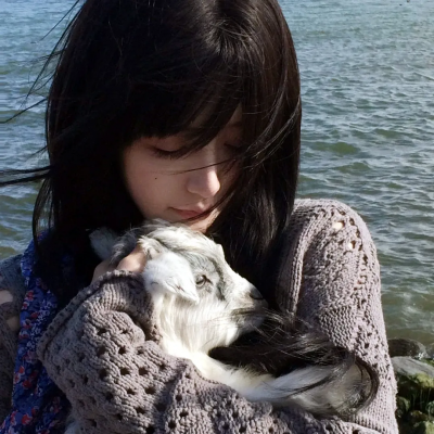 大叔在左，奶狗在右